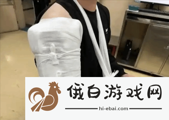 俩小伙挑战与机器人“掰手腕”